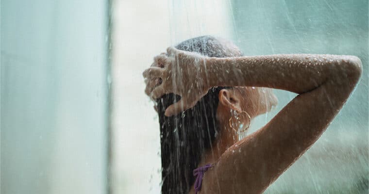 Cómo lavar el pelo correctamente para que aguante limpio más tiempo